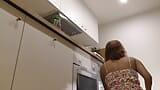 Azgın kızıl saçlı evli kadın külotsuz yemek pişiriyor yaramaz kızıl saçlı ev hanımı külotsuz mutfak sürprizi snapshot 7