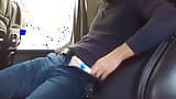 Jovem macho se masturba e ejacula na última linha do ônibus snapshot 4