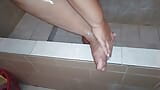 Jugosa chica fetiche de pies Nikita se lava los pies en un baño vintage snapshot 14