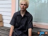 Молодой панк представляет свои сексуальные ступни во время курения snapshot 4