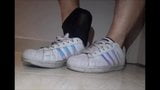 Fofi se quita las zapatillas y los calcetines de rejilla snapshot 1