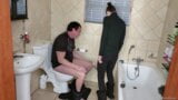 Mädchen lutscht meinen Schwanz, während ich auf der Toilette sitze. Blumpkin-Fetisch. Rauchender Fetisch snapshot 1