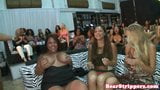 Echte cfnm cougars kauwend op strippers snapshot 3