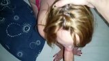 Mädchen kniet mit Krebs und lutscht langen Penis snapshot 1