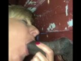 Ehefrau lutscht BBC am Gloryhole snapshot 3