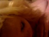 Rubia lamiendo sus pezones snapshot 3