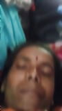 Indiancă Bhabhi sexy care își expune țâțele mari drăguțe snapshot 14