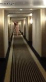 Camminando nuda nel corridoio dell'hotel snapshot 6