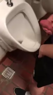 Berliner Urinal-Cruisen — Kreuzend, Pissen, Deutsch ...