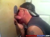 Una mamada de gloryhole a un hombre casado snapshot 6