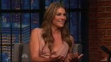 Elizabeth Hurley - đêm khuya với seth meyers - 11-10-2015 snapshot 5