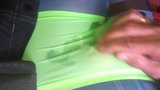 Sborra in pantaloni da ragazza verde neon. snapshot 8