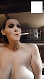 Topless milf fumando snapshot 4