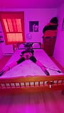 Maminsynek pokojówka w armbinderze i kostki przypinana do łóżka w czystości snapshot 13