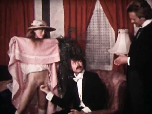 Kiyinish xonasida va dushda gimnastikachilar