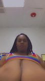 Solo bbw ébano rebotando y sacudiendo enormes tetas snapshot 2