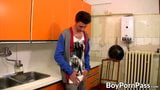 Twink com tinta jesse jenkins se masturba sozinho na cozinha snapshot 1