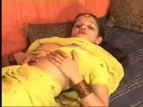 Het nordindisk b -skådespelerska exponerar hennes bröst och fitta snapshot 8