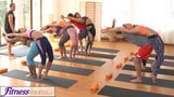 Salas de ejercicios: la sesión de yoga grupal termina con un chorreo de leche snapshot 9