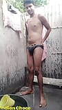 Ragazzo del villaggio indiano che fa il bagno nudo in pubblico snapshot 4