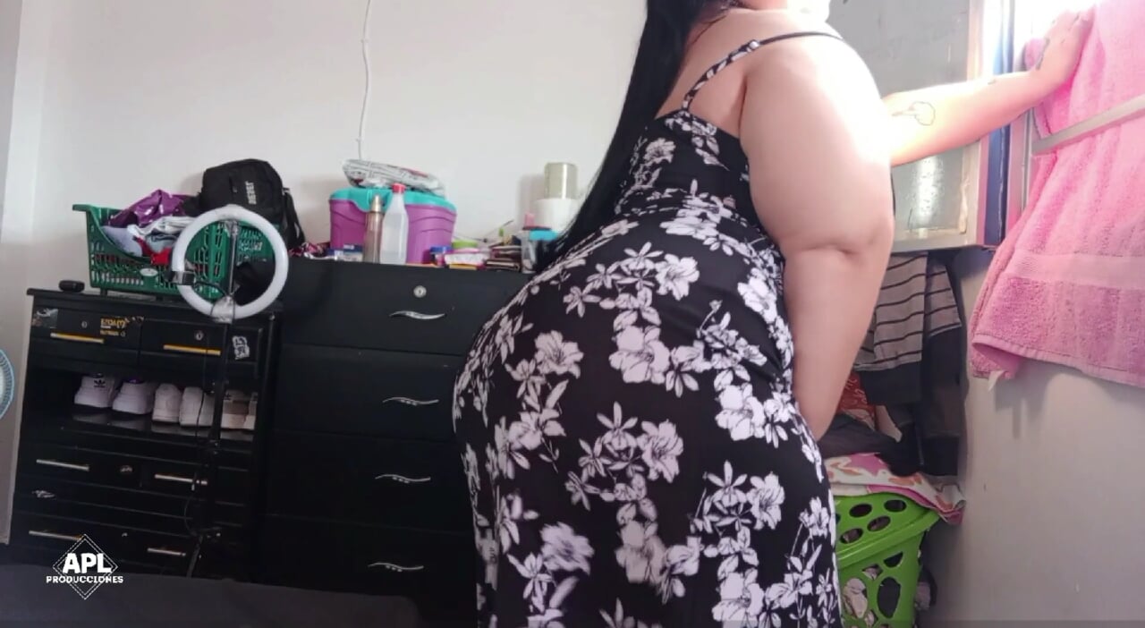 Que sexy estas hermanastra! dejame levanto falda y te meto mi verga