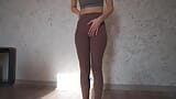 Wanhoop plas bruine legging, twee camera's snapshot 17