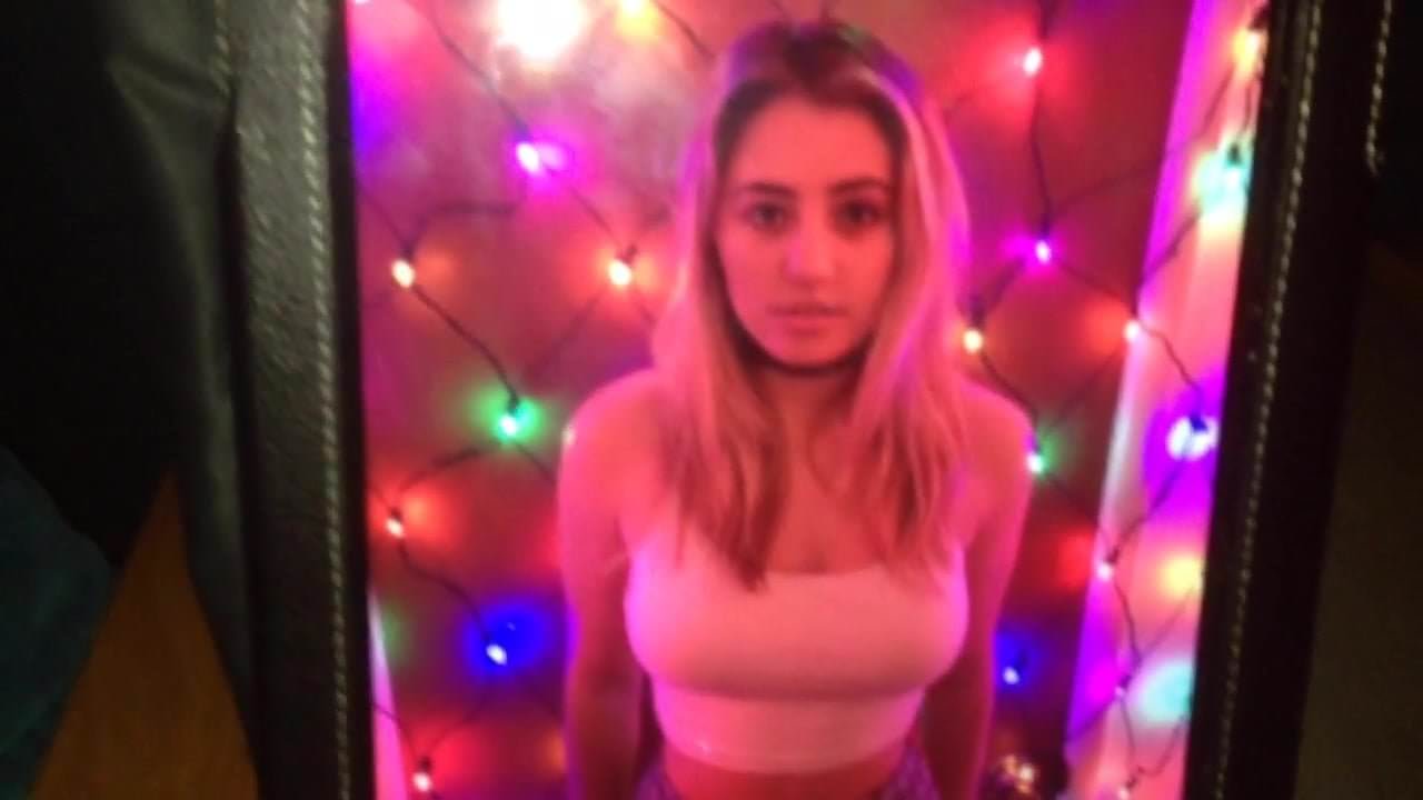 Lia Marie Johnson hołd 1