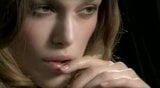 Keira Knightley mostrando seu decote snapshot 4