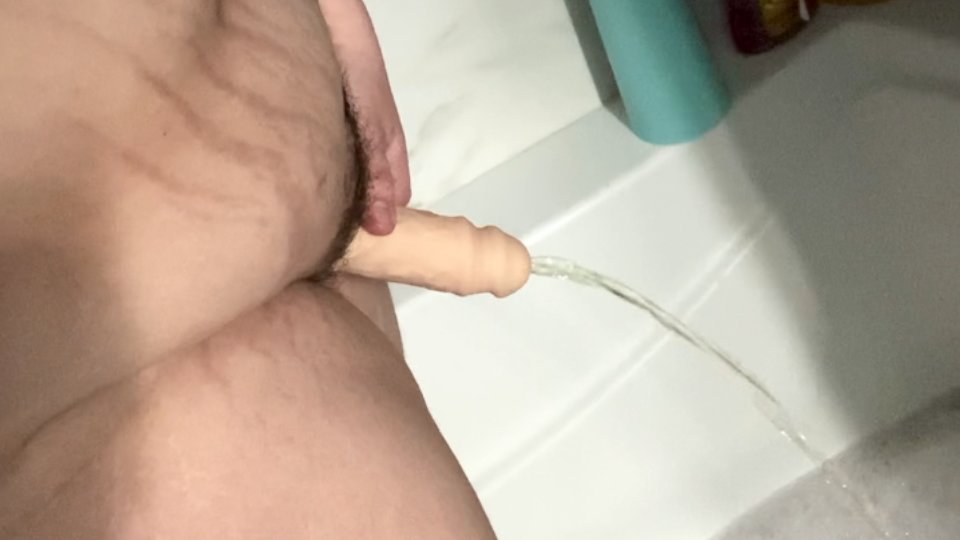 Kencing di kamar mandi menggunakan alat stp (berdiri untuk kencing)