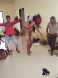 Indischer Jungen-Tanz und volle Masti snapshot 9