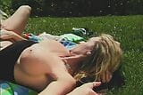 Dos chicas lindas hacen un picnic al aire libre desnudas y calientes snapshot 15