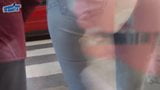 Gran culo redondo en jeans, hablando de un corto paseo por las calles snapshot 2