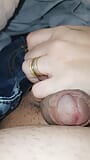 Stiefmutter hand rutscht auf stiefsohn schwanz und handjob snapshot 16