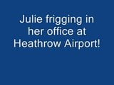 Julie masturbeert in haar kantoor op de luchthaven van Heathrow snapshot 1