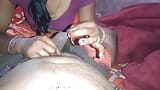 Hintli kız mastürbasyon yapıyor ve ağzına boşaltıyor snapshot 2