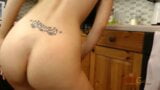 Sexy magere babe Carmel Cox stript om te pronken met haar sexy lichaam en te spelen met haar poesje snapshot 15