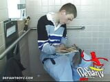 Christian głaszcze kutasa w toalecie snapshot 3