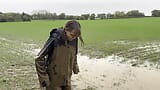 मटमैले खेत, बारिश में रेन सूट snapshot 14