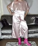 Crossdresser seksi dalam jumpsuit satin panas snapshot 2