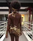 Chica africana caliente vestida de oro snapshot 3