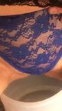 Evelle mouille sa culotte en dentelle bleue, la tire sur le côté snapshot 4