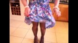 Sindy en vestido plisado azul snapshot 10