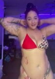 Hier is Beverly Jimenez in een bikini snapshot 3