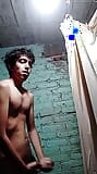 Teen mit großem schwanz nackt im badezimmer snapshot 2