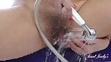 Auntjudys - 35-jährige behaarte Muschi, Amateur-MILF Afeena masturbiert in der Dusche snapshot 7