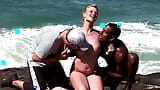 Tarra white liebt interracial doppelpenetration am strand snapshot 2