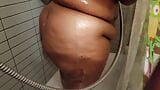 Une BBW noire sexy prend une douche snapshot 15