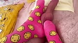 Mijn vriendin vindt het heerlijk om me te masturberen met haar roze sokken snapshot 4