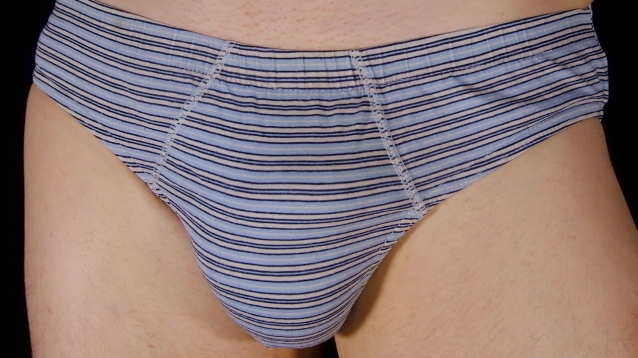 Záběr zblízka na svlékání do kalhot a pak ukaž ochablý oholený neoholený penis a předkožku, aby to všichni viděli