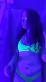 Fată drăguță în bikini se dezbracă, face dușuri și se joacă cu lumină neagră snapshot 1